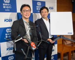 　南海トラフ巨大地震に備え、連携協定を締結した徳島県の後藤田正純知事（左）とＫＤＤＩの松田浩路社長＝１０日午後、徳島県庁