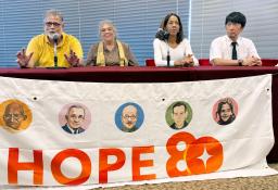 　記者会見する「平和アンバサダー」。右から東条英利さん、ジェニファー・テーゲさん、マガリ・ブロシュさん、トーシャ・ガンジーさん＝１０日午後、東京都内