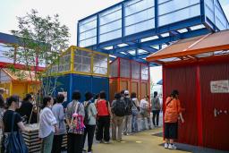 　「大阪府立花の文化園」に一部を移設する方針が発表された万博会場のトイレ＝１０日午後、大阪市此花区の夢洲