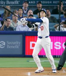 ロッキーズ戦の1回、中飛に倒れたドジャース・大谷=ロサンゼルス(共同)