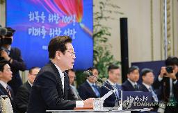 韓国大統領府で記者会見する李在明大統領=11日、ソウル(聯合=共同)