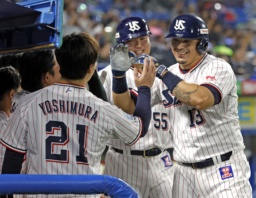 　５回、満塁本塁打を放ちナインに迎えられるヤクルトのオスナ（右端）＝神宮
