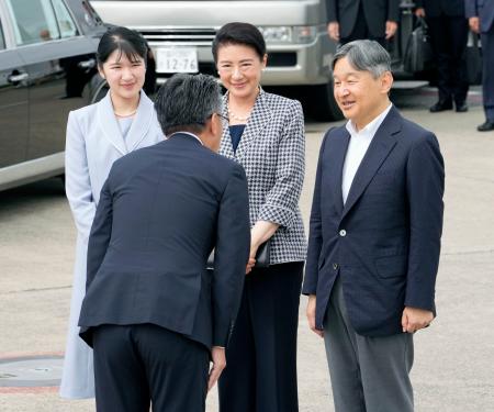 　国民文化祭出席などのため、長崎県へ出発される天皇、皇后両陛下と愛子さま＝１２日午前、羽田空港