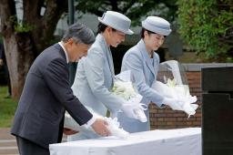 原爆落下中心地碑に供花される天皇、皇后両陛下と愛子さま=12日午後、長崎市