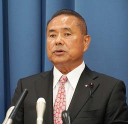 　記者会見する小谷野五雄県議＝１２日午前、埼玉県庁