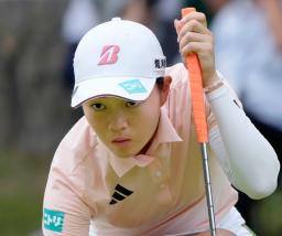 　第２日、９番でラインを読む佐藤心結。通算１０アンダーで暫定首位＝大洗ＧＣ
