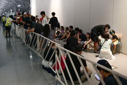 　関西空港に緊急着陸し、ターミナルビルで待機するユナイテッド航空機の乗客＝１２日午後９時１８分