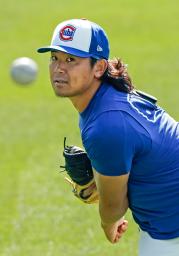 キャッチボールするカブス・今永=シカゴ(共同)