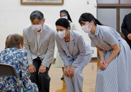 　恵の丘長崎原爆ホームを訪れ、入所者と懇談される天皇、皇后両陛下と愛子さま＝１３日午前、長崎市