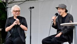 西田敏行さんをしのぶイベントで対談する宮藤官九郎さん(右)と箭内道彦さん=13日午後、福島県郡山市