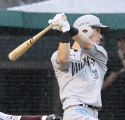 　４回ロッテ２死、高部が勝ち越しの満塁本塁打を放つ＝楽天モバイルパーク