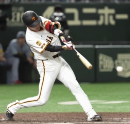 　９回巨人１死二、三塁、代打坂本が中前に逆転サヨナラ２点打を放つ＝東京ドーム