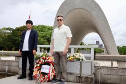 広島市の平和記念公園を訪れた東条英機元首相のひ孫英利さん(左)とトルーマン米元大統領の孫クリフトンさん=13日午前