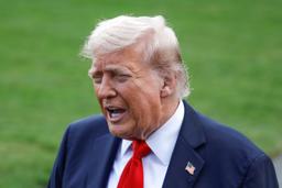 ホワイトハウスで記者団に応えるトランプ米大統領=11日、ワシントン(ゲッティ=共同)
