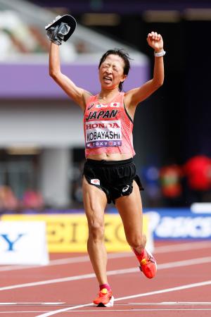 女子マラソン 7位でゴールする小林香菜=国立競技場