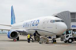 運輸安全委員会による調査が始まった米ユナイテッド航空機=14日午前、関西空港