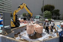 経産省の花壇に入れられる東京電力福島第1原発事故の除染土=14日午前