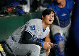 ジャイアンツ戦の9回、E・ヘルナンデスの打球を追うドジャース・大谷=サンフランシスコ(共同)