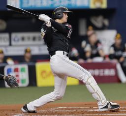 　６回ソフトバンク１死一、三塁、代打笹川が右前に同点打を放つ＝京セラドーム