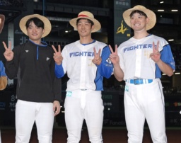 　試合終了後、ポーズをとる（左から）日本ハム・郡司、石井、斎藤＝エスコンフィールド