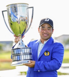 　通算１８アンダーで優勝し、トロフィーを手に笑顔の比嘉一貴＝ジャック・ニクラウスＧＣ（共同）