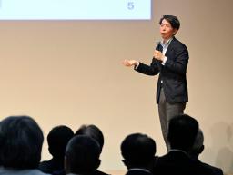 不登校への取り組みを紹介する、文科省生徒指導室の上久保秀樹室長補佐=14日午前、宇都宮市
