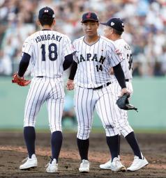 　４回、米国に先制を許し降板する末吉（中央）＝沖縄セルラー