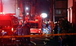 東京都江戸川区の火災現場付近=14日午後11時46分