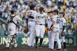 　中日に勝利し、タッチを交わす佐藤輝（左から３人目）ら阪神ナイン＝甲子園
