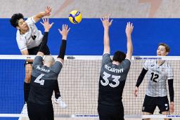 　１次リーグのカナダ戦でスパイクを打つ宮浦（奥左）＝マニラ（ロイター＝共同）