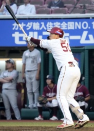 　１２回楽天無死、小郷が右中間にサヨナラ本塁打を放つ＝楽天モバイルパーク