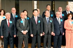 　「持続可能燃料閣僚会議」で議長を務めた武藤経産相（前列左から３人目）＝１５日午前、大阪市北区