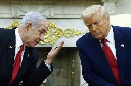 トランプ米大統領(右)と言葉を交わすイスラエルのネタニヤフ首相=4月7日、ワシントン(ゲッティ=共同)