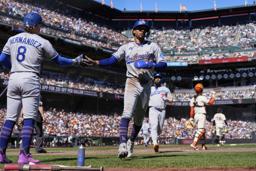 14日のジャイアンツ戦で本塁に生還するドジャースのムーキー・ベッツ=サンフランシスコ(AP=共同)