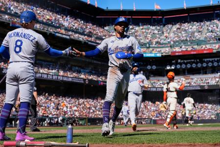 14日のジャイアンツ戦で本塁に生還するドジャースのムーキー・ベッツ=サンフランシスコ(AP=共同)