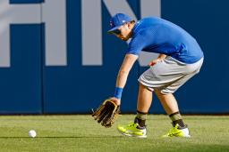 守備練習するカブス・鈴木=ピッツバーグ(共同)