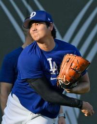 キャッチボールするドジャース・大谷=ロサンゼルス(共同)