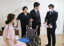 特別養護老人ホーム「サンシティ北条」で、介護の取り組みについて説明を受ける福岡厚労相(右端)=16日午後、松山市