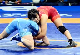 　女子５９キロ級決勝でウクライナ選手（左）と対戦する尾西桜＝ザグレブ（共同）