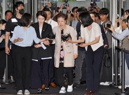 17日、ソウルの特別検察官に出頭した旧統一教会の韓鶴子総裁(中央)(共同)