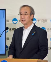 　定例記者会見をする新潟県の花角英世知事＝１７日午前、新潟県庁