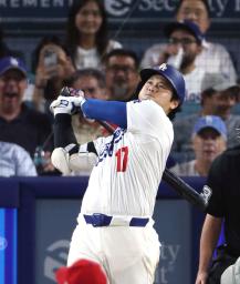 フィリーズ戦の8回、50号ソロを放つドジャース・大谷。メジャー史上6人目となる2年連続のシーズン50本塁打に到達した=ロサンゼルス(共同)