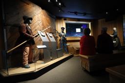 　米南部ウェストバージニア州の国立公園の博物館で奴隷制に関する展示を見る人たち＝１６日（ゲッティ＝共同）