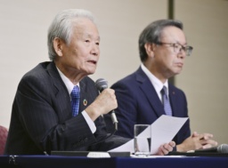 　プロ野球オーナー会議を終え、記者会見するＮＰＢの榊原定征コミッショナー。奥は日本ハムの井川伸久オーナー＝１７日、東京都内