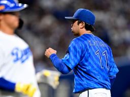 　８回を投げ終え、ガッツポーズするＤｅＮＡ・東。無失点で１４勝目を挙げた＝バンテリンドーム