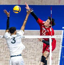 　リビア戦でスパイクを放つ石川＝マニラ（Ｖｏｌｌｅｙｂａｌｌ　Ｗｏｒｌｄ提供）