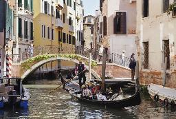 　イタリア北部ベネチアの運河を巡るゴンドラ＝４月