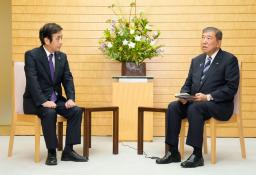　会談する日本自動車工業会の片山正則会長（左）と石破首相＝１８日午後、首相官邸