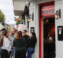 　横浜家系ラーメン「町田商店」の欧州１号店前に並ぶ客＝８月３０日、スイス・チューリヒ（共同）