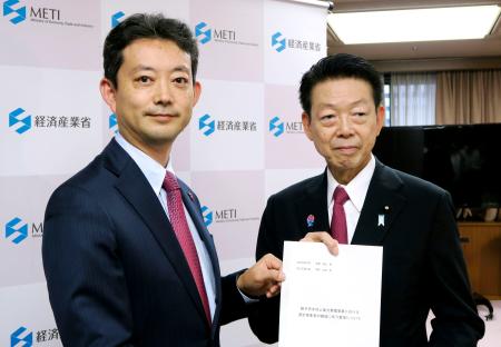 　武藤経産相（右）に洋上風力発電の事業推進を求める要望書を手渡す千葉県の熊谷俊人知事＝１８日午後、経産省